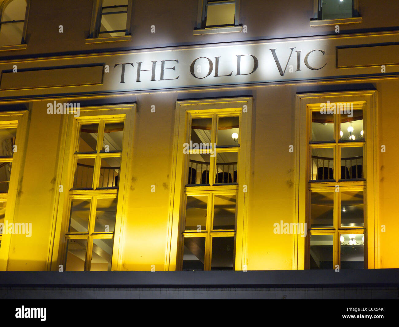 Close-up Vorderansicht des The Old Vic Theatre in London in der Nacht beleuchtet Stockfoto