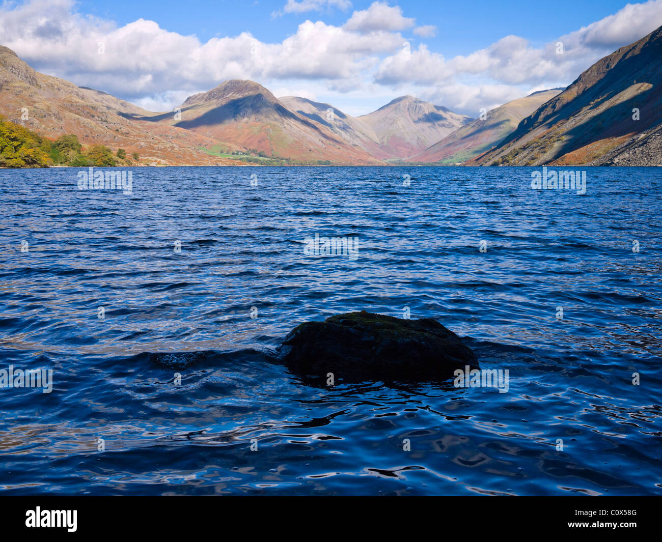 Blick entlang Wastwater vom Ufer bei Low Wood in der Nähe von Nether Wasdale im Lake District National Park, Cumbria, England. Stockfoto