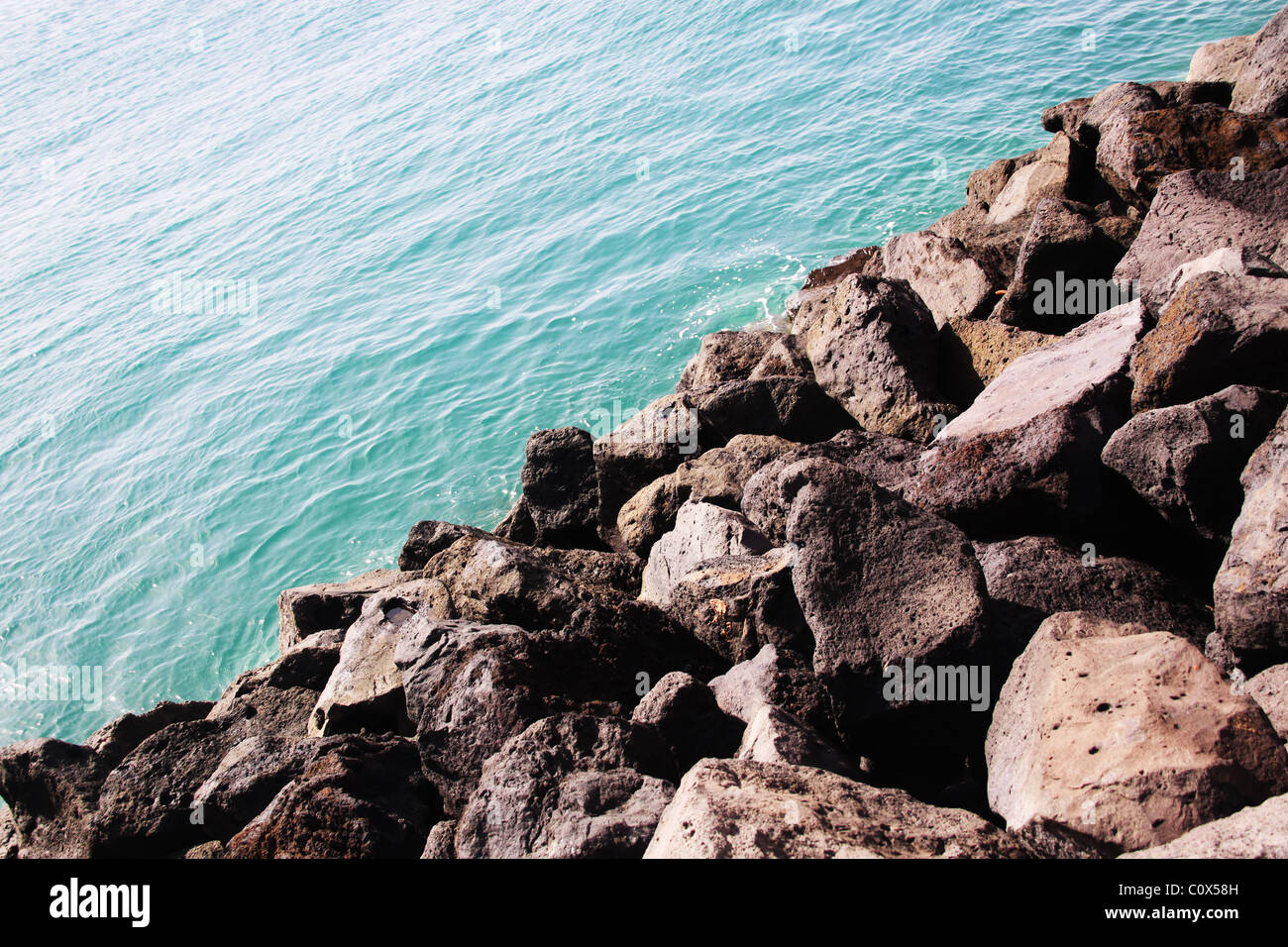 Große Felsbrocken als Küstenschutz Stockfoto