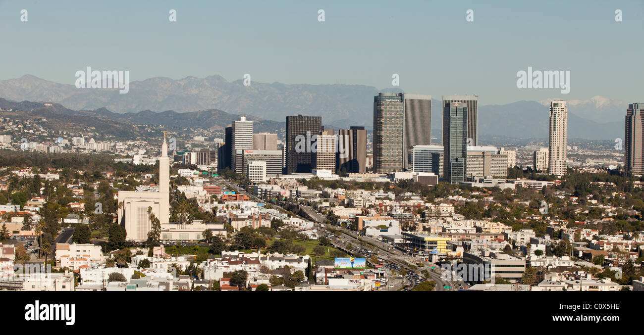 Skyline von Century City / Los Angeles Bürogebäude und Berge im Hintergrund zeigen Stockfoto