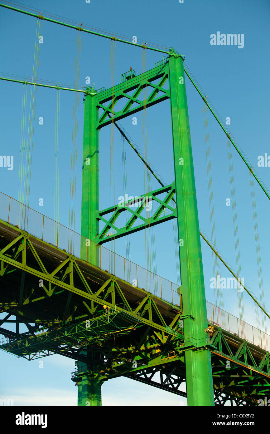 Detail der grünen Hängebrücke. Vincent Thomas Bridge in San Pedro, Kalifornien, über den Hafen von Los Angeles. Stockfoto