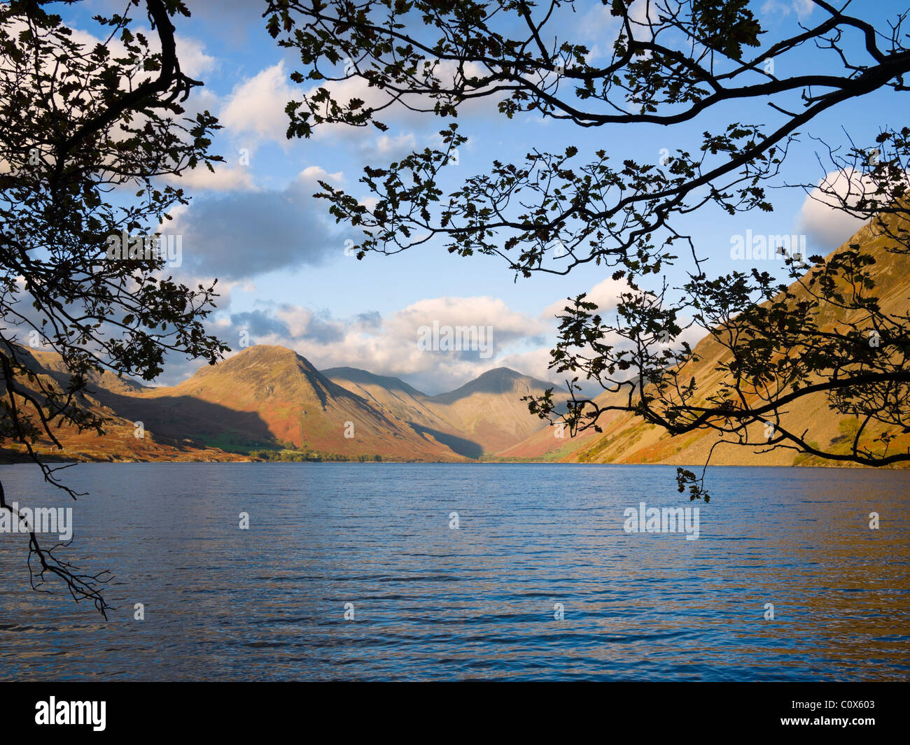 Blick entlang Wastwater vom Ufer bei Low Wood in der Nähe von Nether Wasdale im Lake District National Park, Cumbria, England. Stockfoto