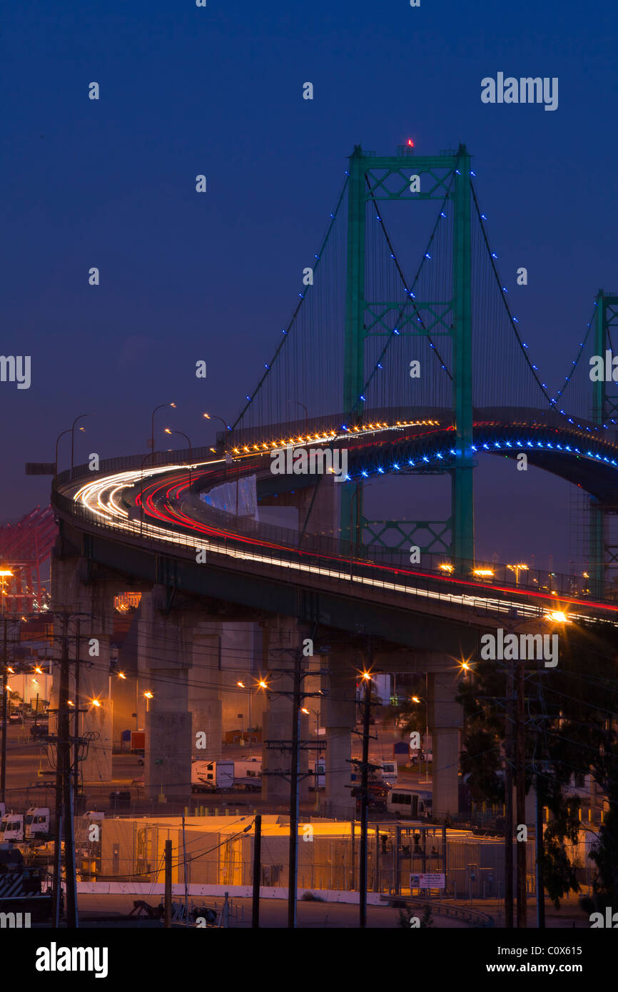 Autos auf Vincent Thomas Bridge in San Pedro, Kalifornien zeigt den Hafen von Los Angeles Stockfoto