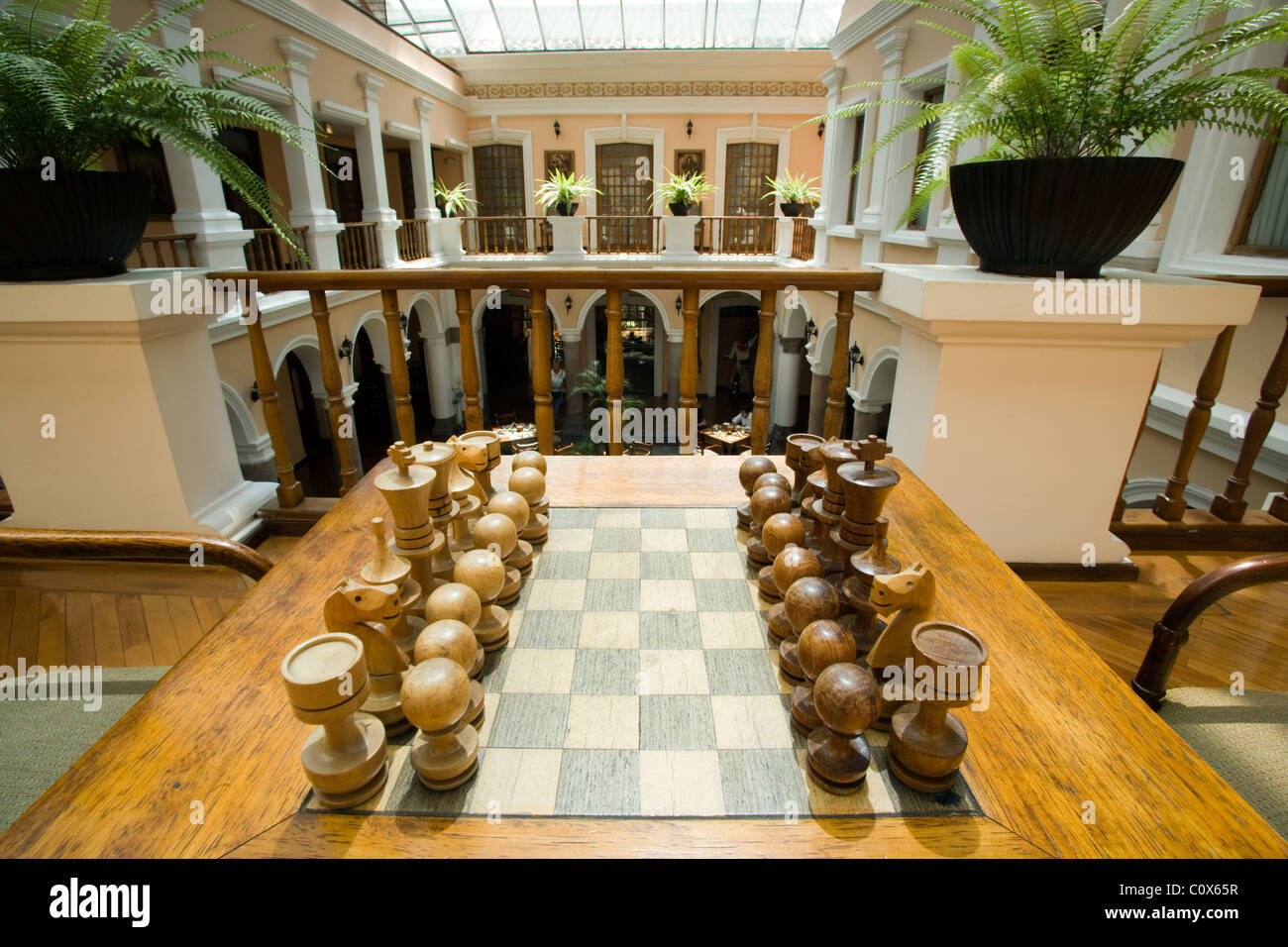 Schachspiel und Atrium im Hotel Patio Andaluz - Quito, Ecuador Stockfoto