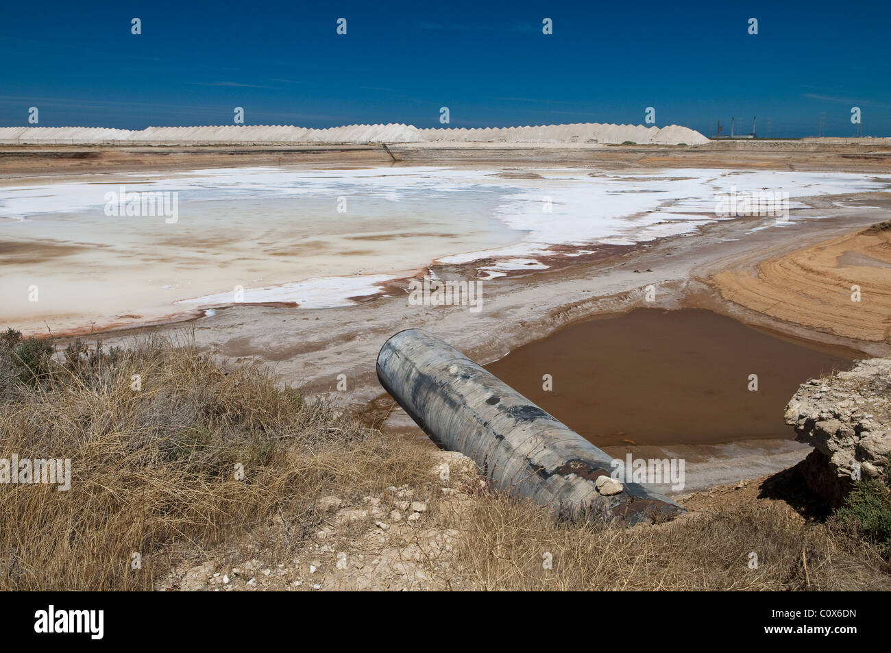 Die Dry Creek Salinen liegt 12 km NW von Adelaide in Südaustralien. Stockfoto