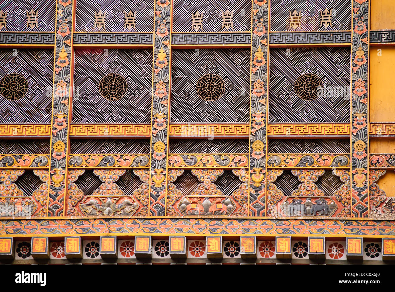 Wunderschöne Kunstwerke auf eines der Gebäude im Punakha Dzong, Bhutan Stockfoto