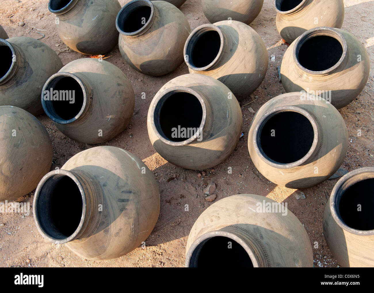 Handgemachte indische Wasser Töpfe trocknen in der Sonne vor dem Brand. Andhra Pradesh, Indien Stockfoto