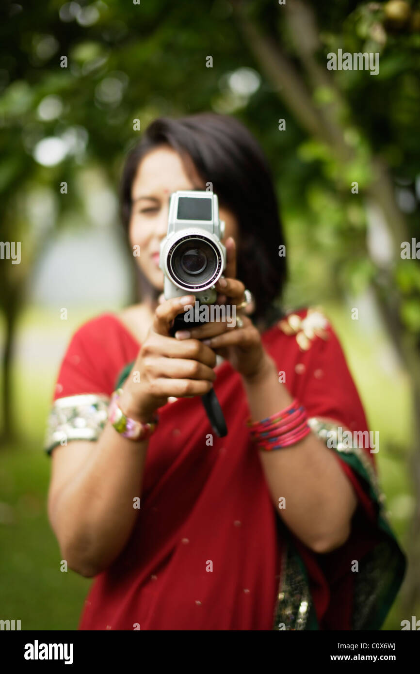 Punjabi Frau mit Cine Kamera Stockfoto