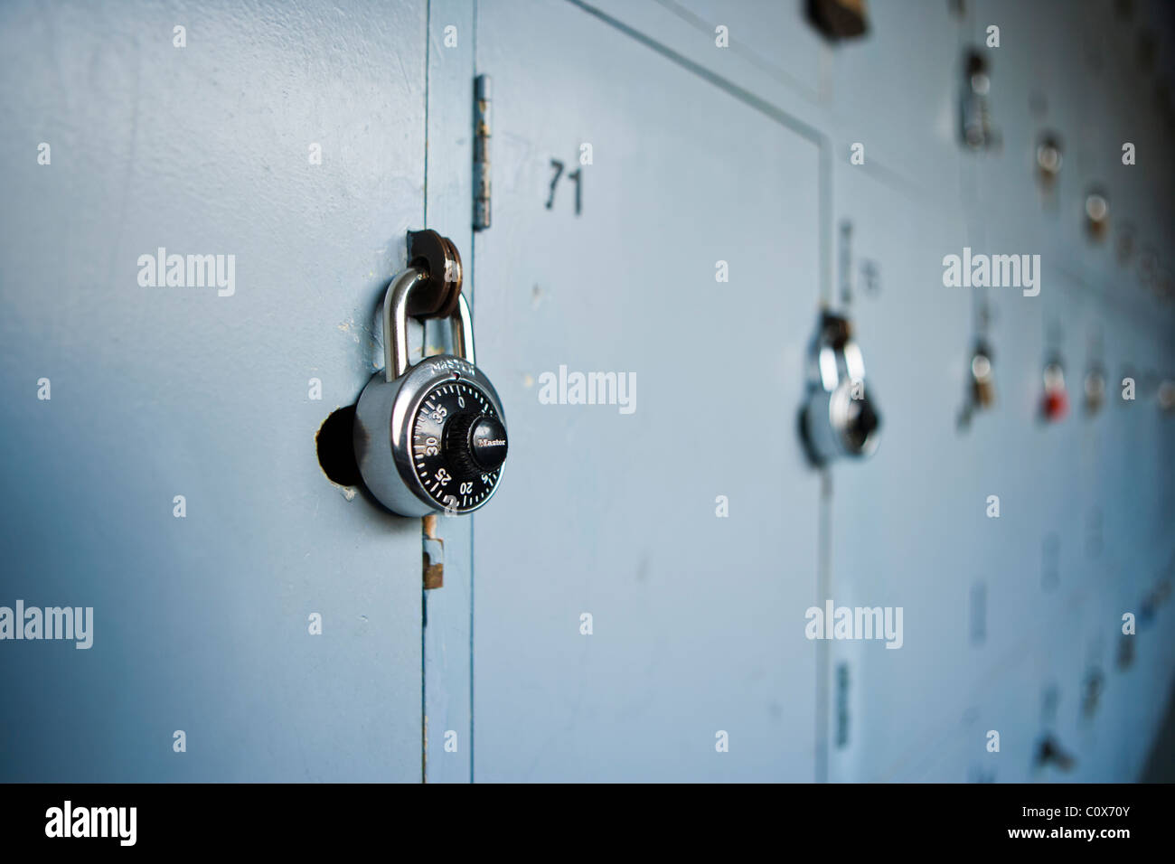 Schule Schließfächer mit Vorhängeschlössern. Stockfoto