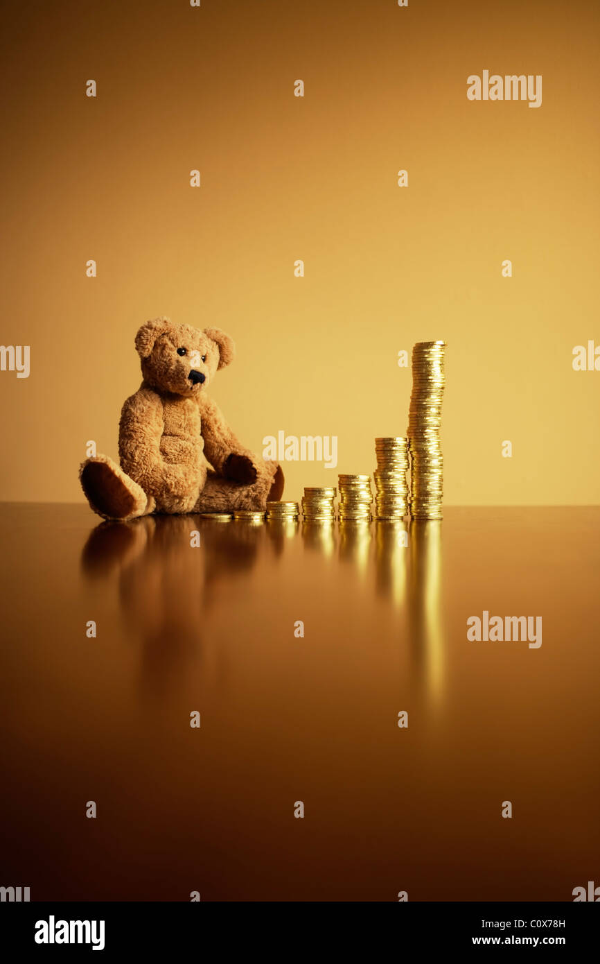 Anlagerenditen: exponentielles Wachstum. Ted sieht zukünftiges Wachstum mit seinem Haufen Schokolade Goldmünzen. Stockfoto