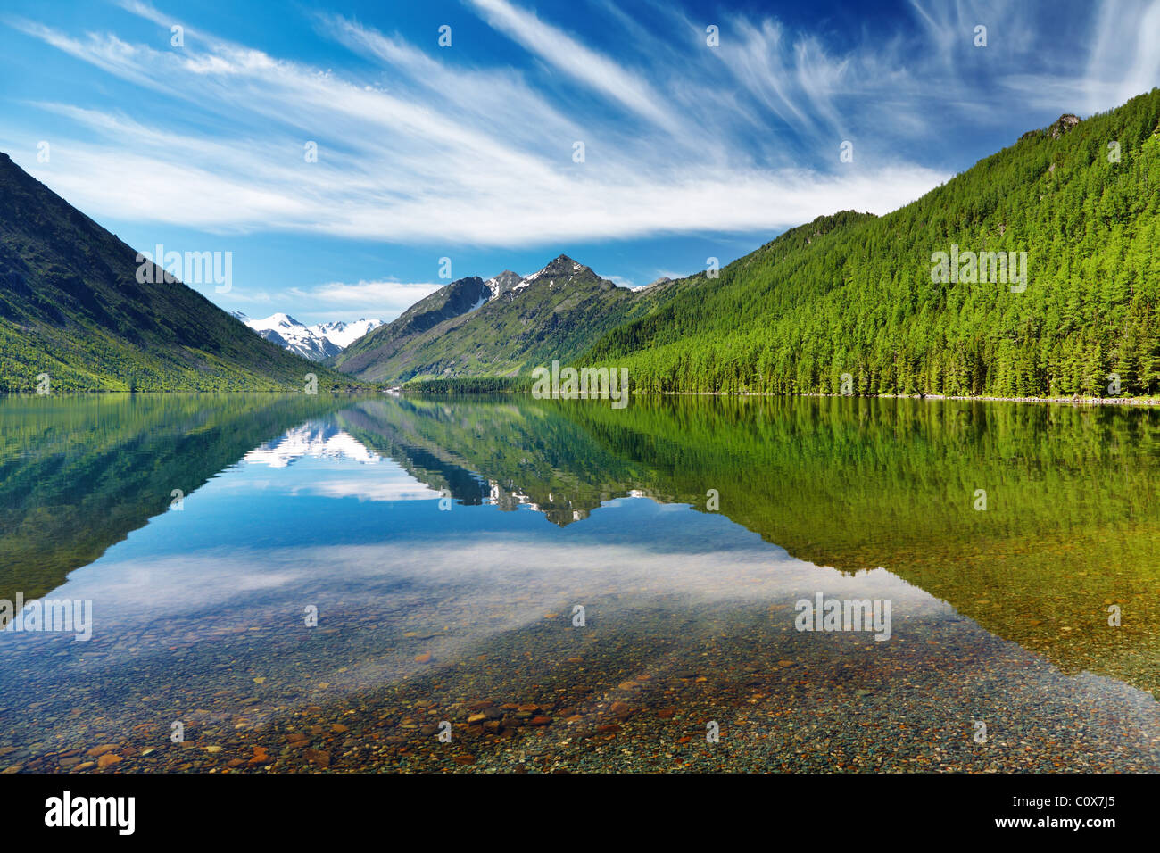 Schöner See mit Spiegelbild im Altai-Gebirge Stockfoto