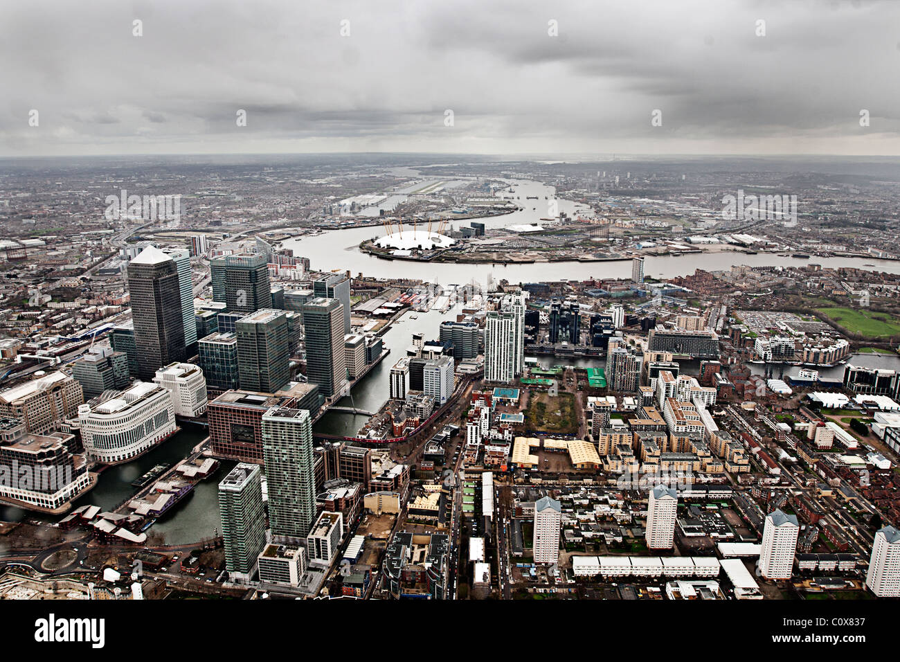 Luftaufnahme des Anwesens Canary Wharf an einem trüben Tag. Blick auf die o2-Arena auf der Greenwich Halbinsel hinter Stockfoto