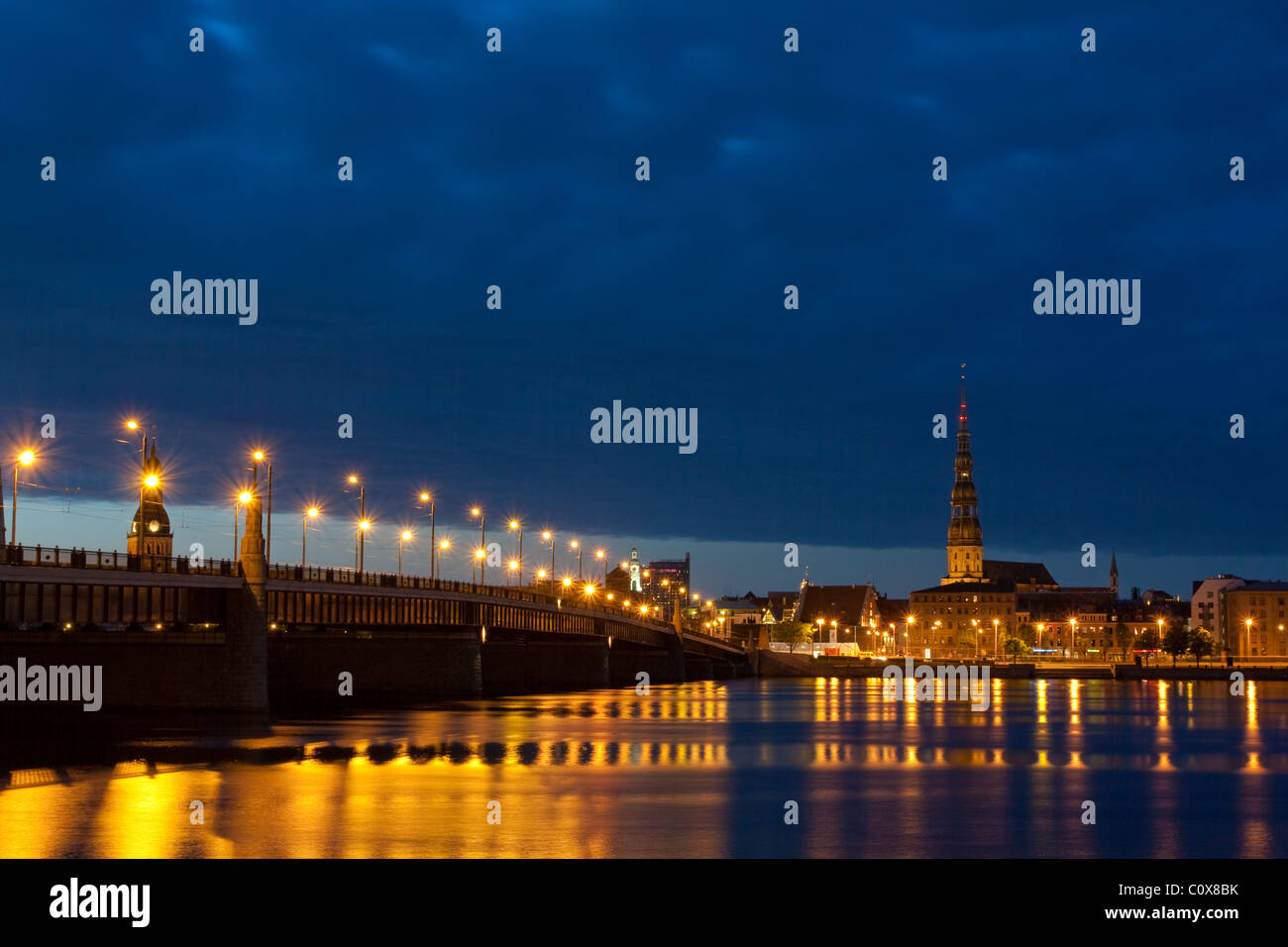 Nachtaufnahme mit Stadt Fluss und Himmel in Riga Stockfoto