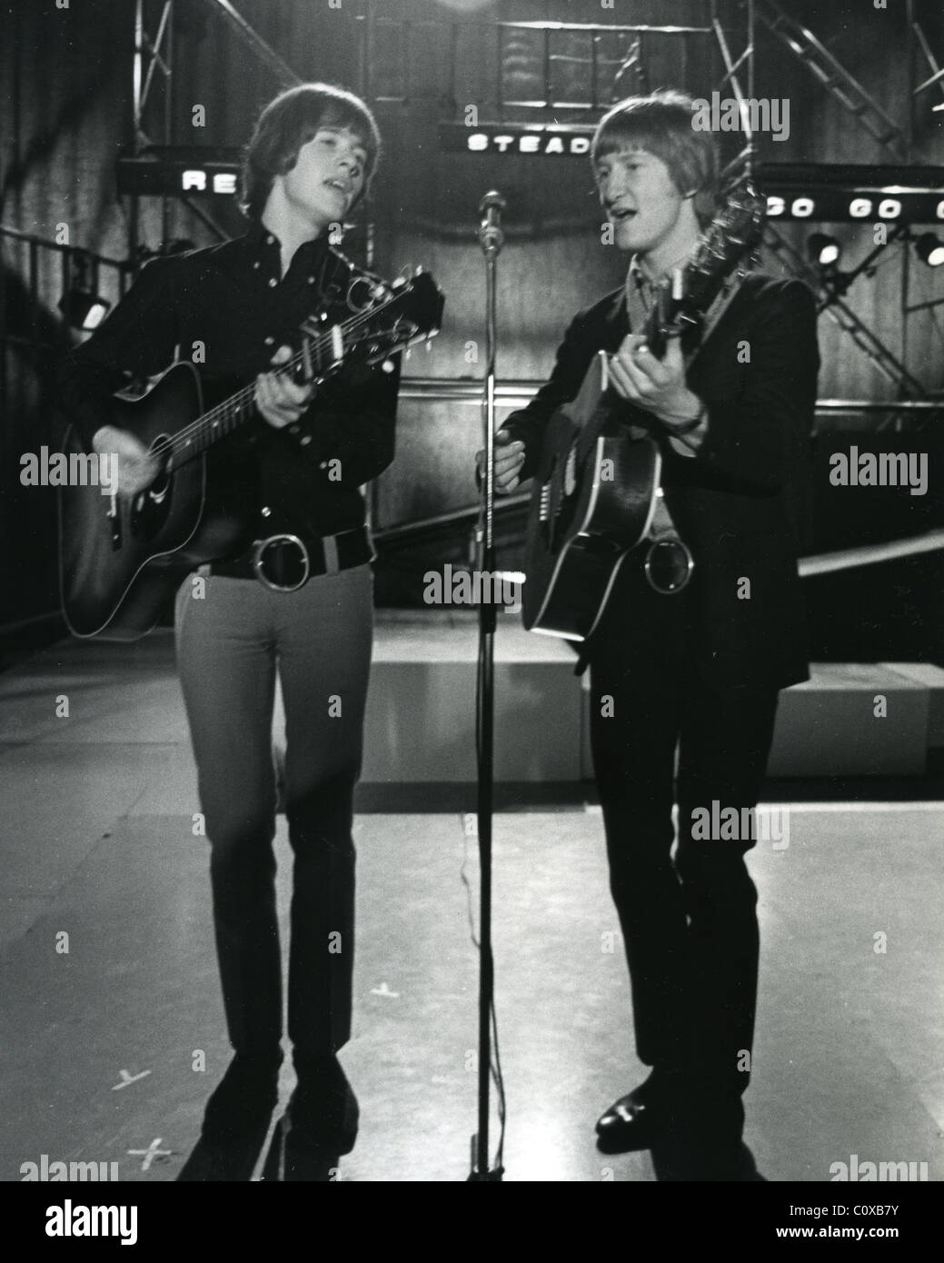 ZWEIMAL als viel UK-pop-Duo auf Ready, Steady, Go im Dezember 1966 mit David Skinner auf der linken Seite und Andrew Rose. Stockfoto