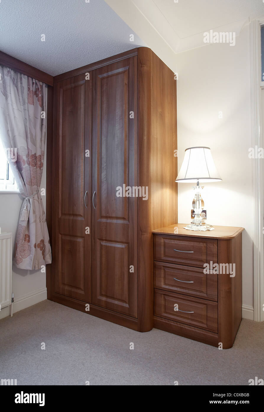 Ein Schlafzimmer mit Eiche Holzmöbel, Kleiderschrank und Kommode im Vereinigten Königreich. Stockfoto