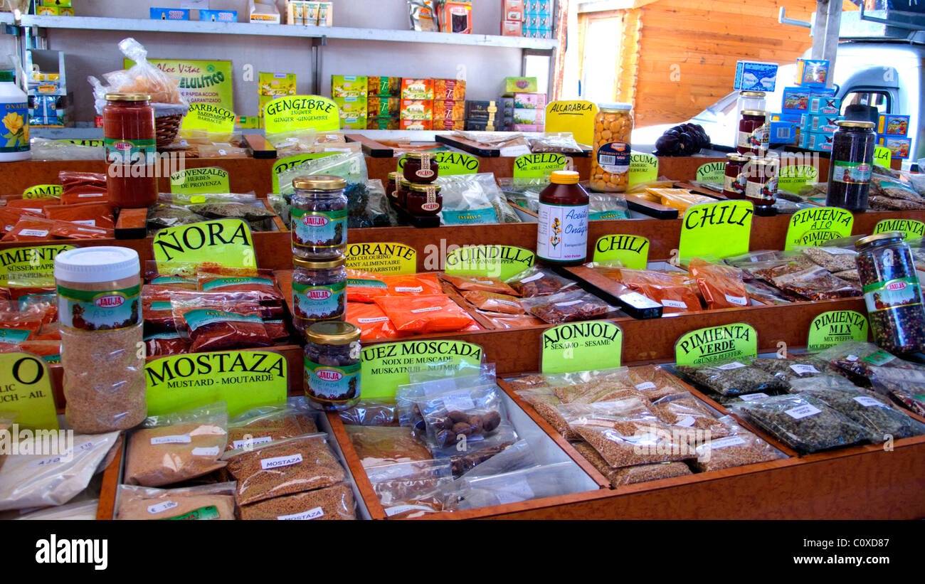 Gewürze und Kräuter für den Verkauf in einem Markt, Costa Blanca, Spanien Stockfoto