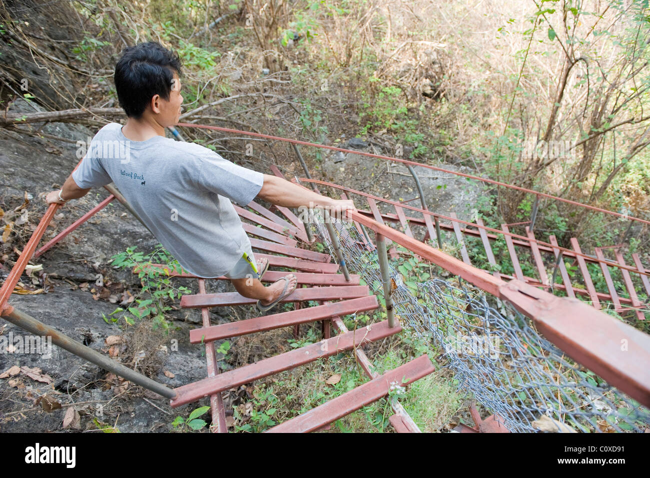 Abstieg steile Stufen vom Gipfel Berges des buddhistischen Tempels in der Nähe von Si Bun Rueng im Isan Norden Osten Thailands in der Nähe von Udon. Stockfoto