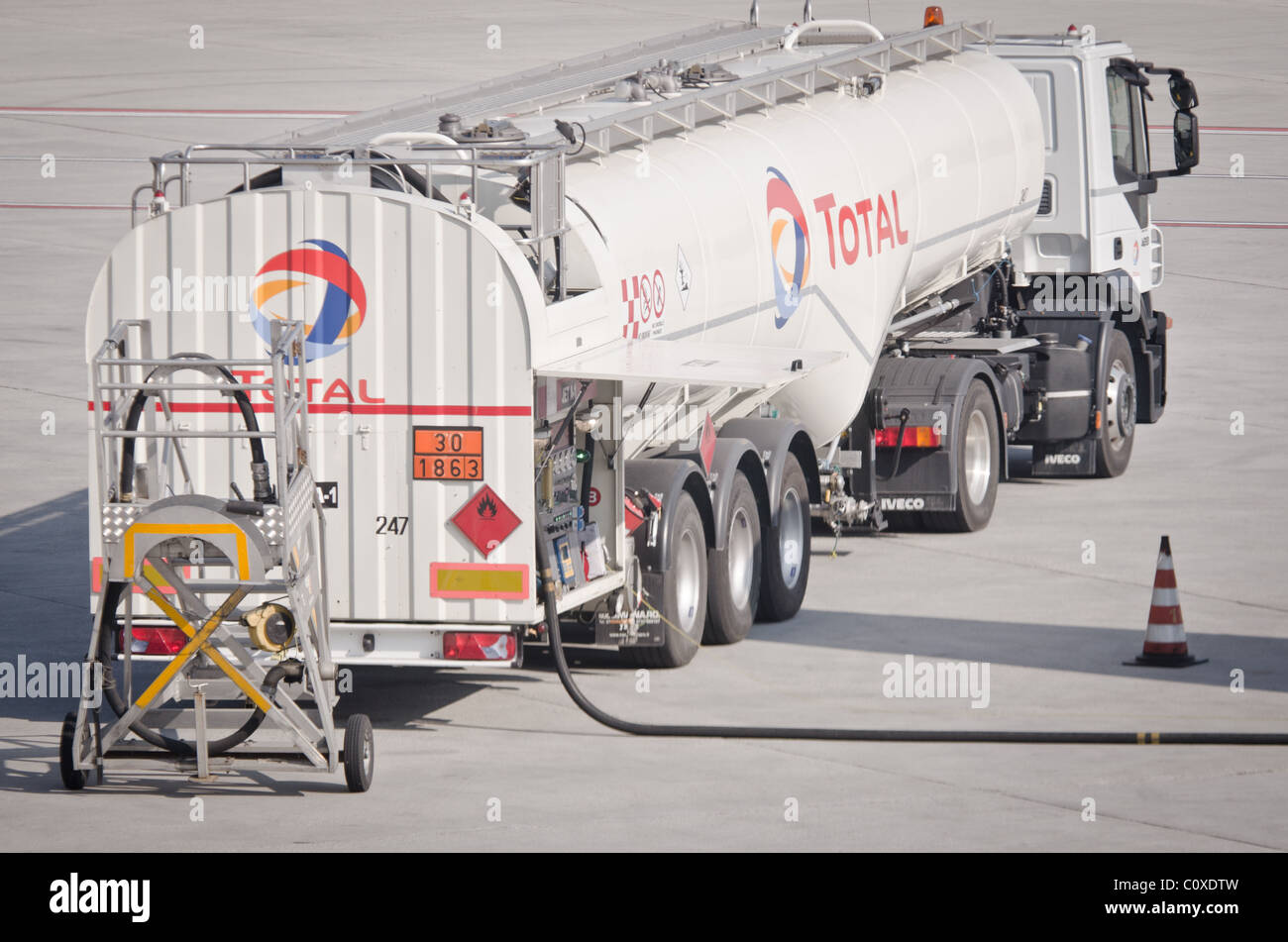 Kraftstofftanker am Flughafen Betankung von Flugzeugen Stockfoto
