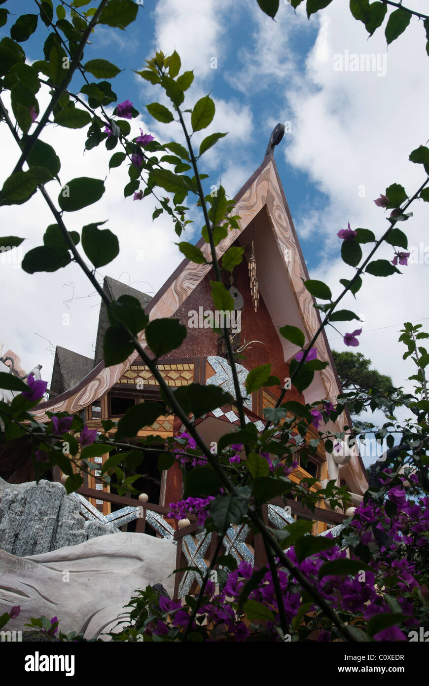 Teil des äußeren Hang Nga Guesthouse oder Crazy House in Dalat im südlichen Hochland von Vietnam. Stockfoto