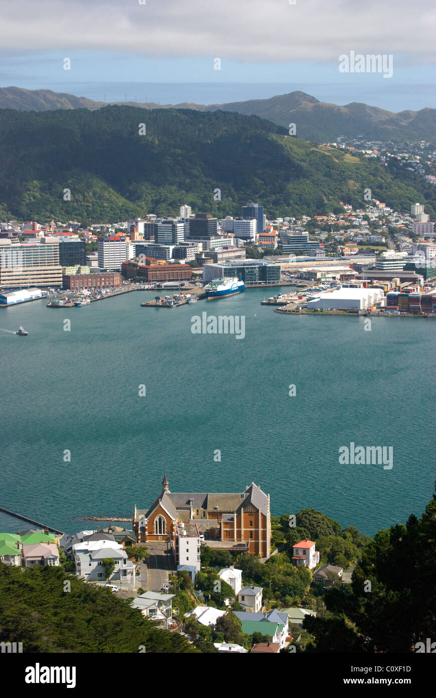 Blick über die Bucht von Wellington, mit Kirche im Vordergrund und Geschäftsviertel und Hügeln im Hintergrund, Wellington, Neuseeland Stockfoto