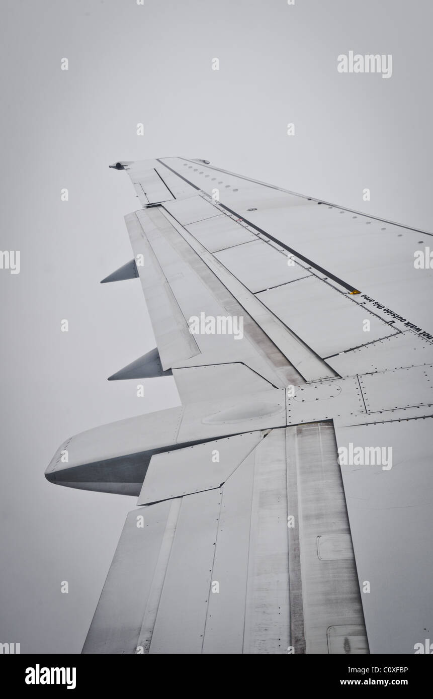 Flugzeugflügel in dicke Wolke Stockfoto
