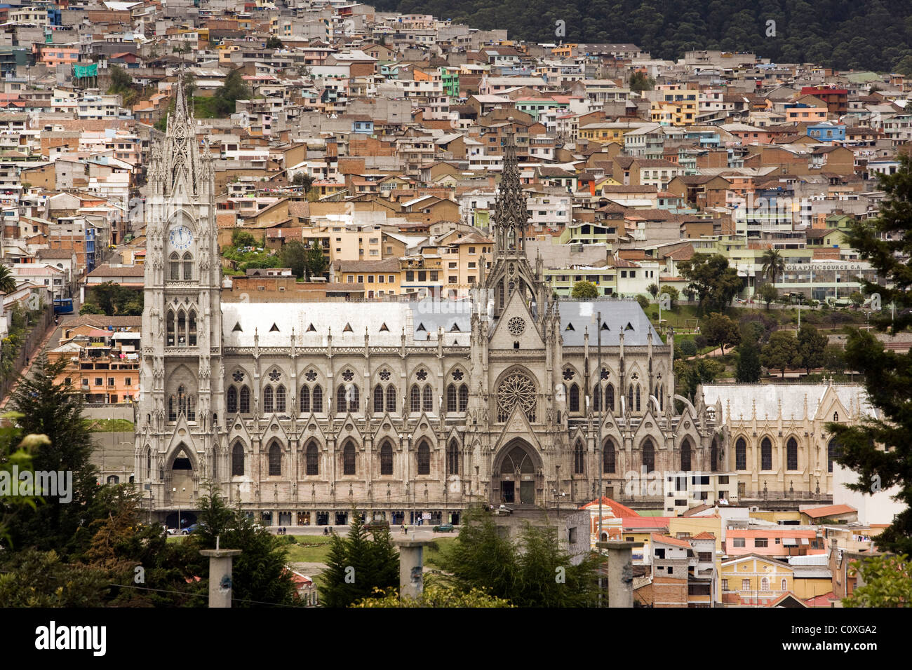 Basilika Del Voto Nacional gesehen von Parque Itchimbia - Quito, Ecuador Stockfoto