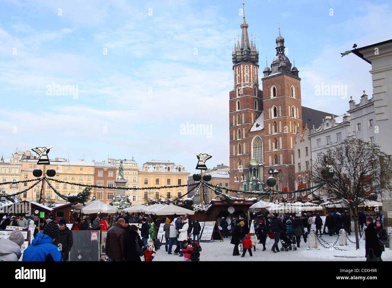 Krakau-Weihnachtsmarkt und Basilica of St. Mary. Marktplatz, Krakau, Polen. Stockfoto