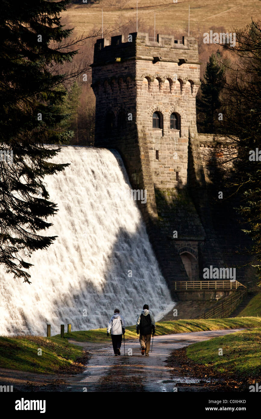 Wasser fließt nach unten Howden Damm am oberen Derwent Valley Reservoir im Peak District, Derbyshire, in der Nähe von Ladybower. Stockfoto