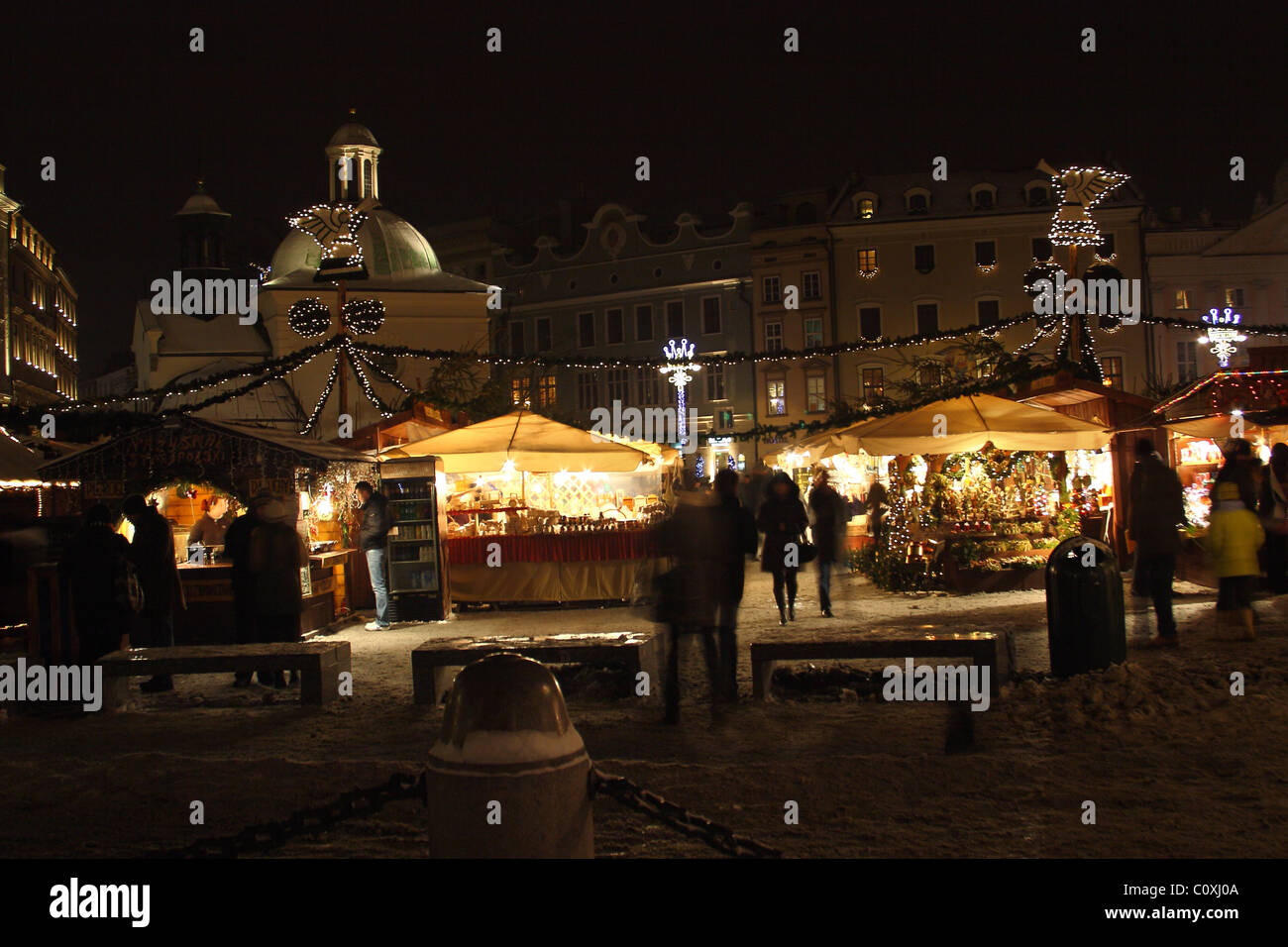 Weihnachtsmarkt am Marktplatz in Krakau am Abend. Polen. Stockfoto