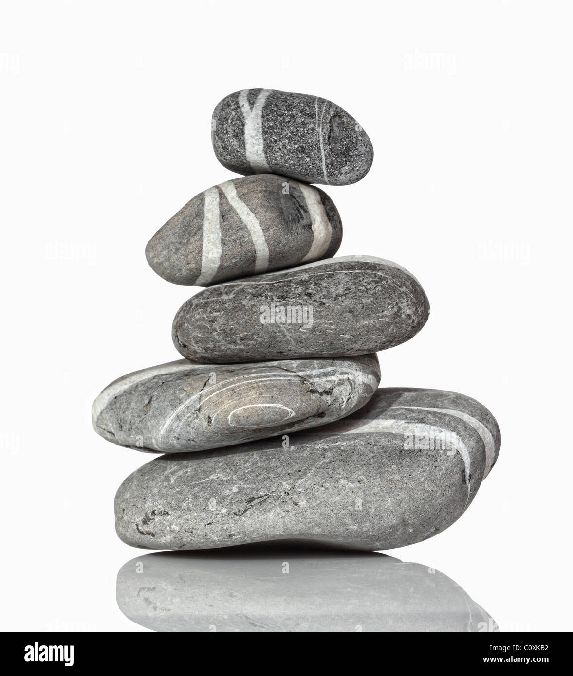 Bild von Gleichgewicht graue Haufen Stein auf weißem Hintergrund Stockfoto