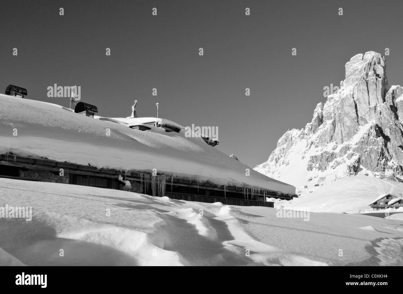 Verschneite Landschaft der Dolomiten im Winter, Italien Stockfoto