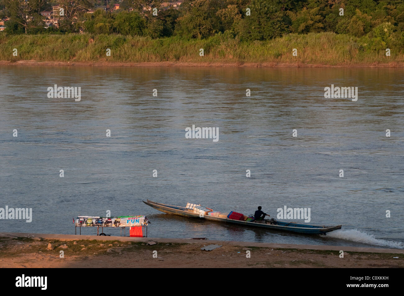 Longtail-Boot auf dem Mekong Fluss und "Spaß haben" Zeichen, Chiang Khong, Thailand Stockfoto