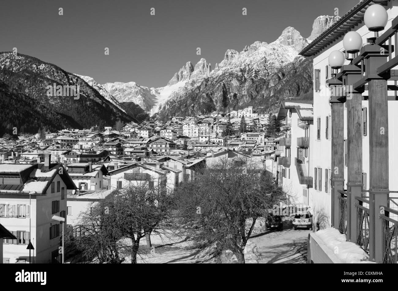 Verschneite Landschaft der Dolomiten im Winter, Italien Stockfoto