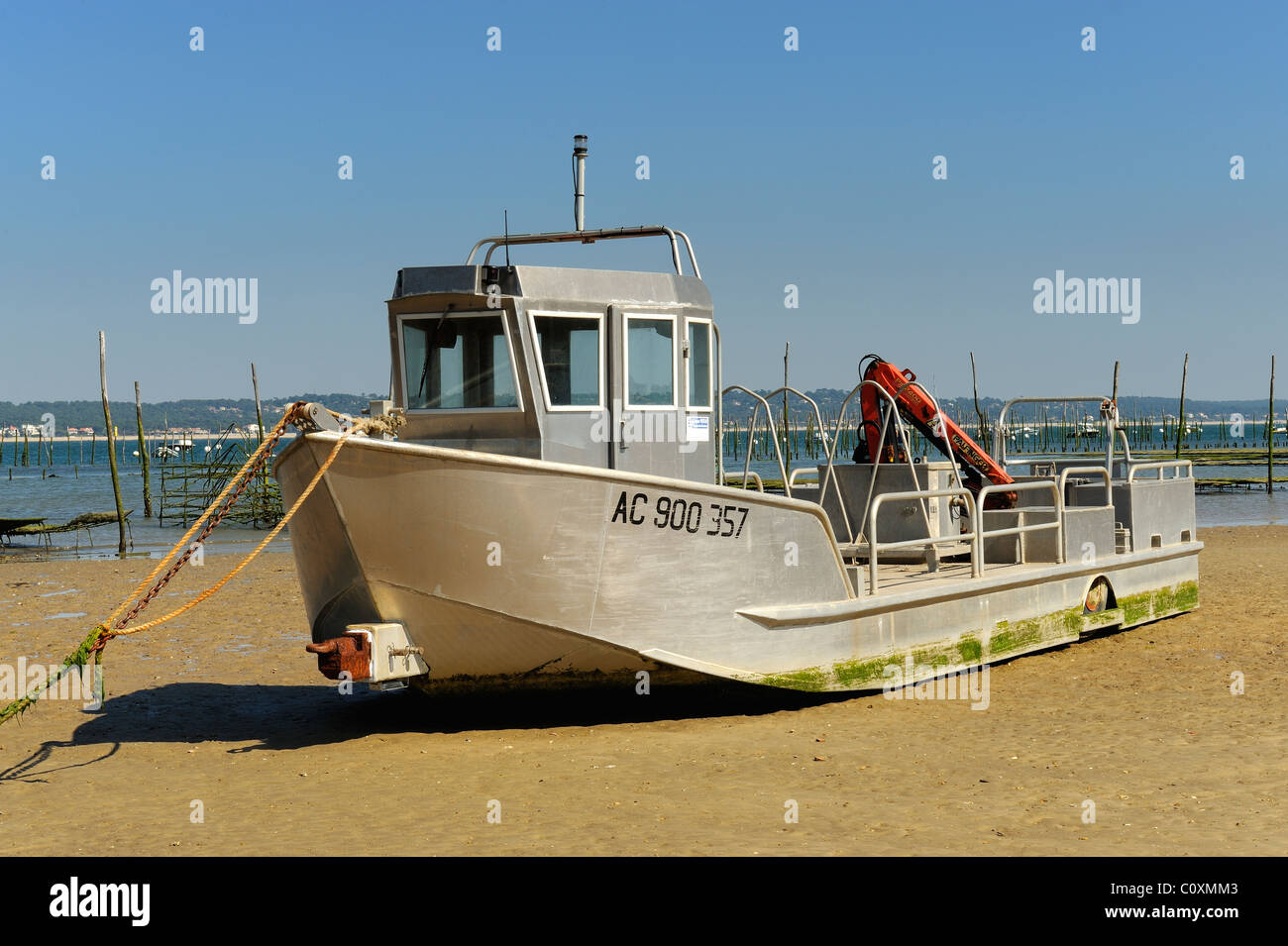 Auster Lastkahn in Arcachon Bay auf einem sandigen Strand bei Ebbe, le Cap Ferret, Departement Gironde, Frankreich Stockfoto