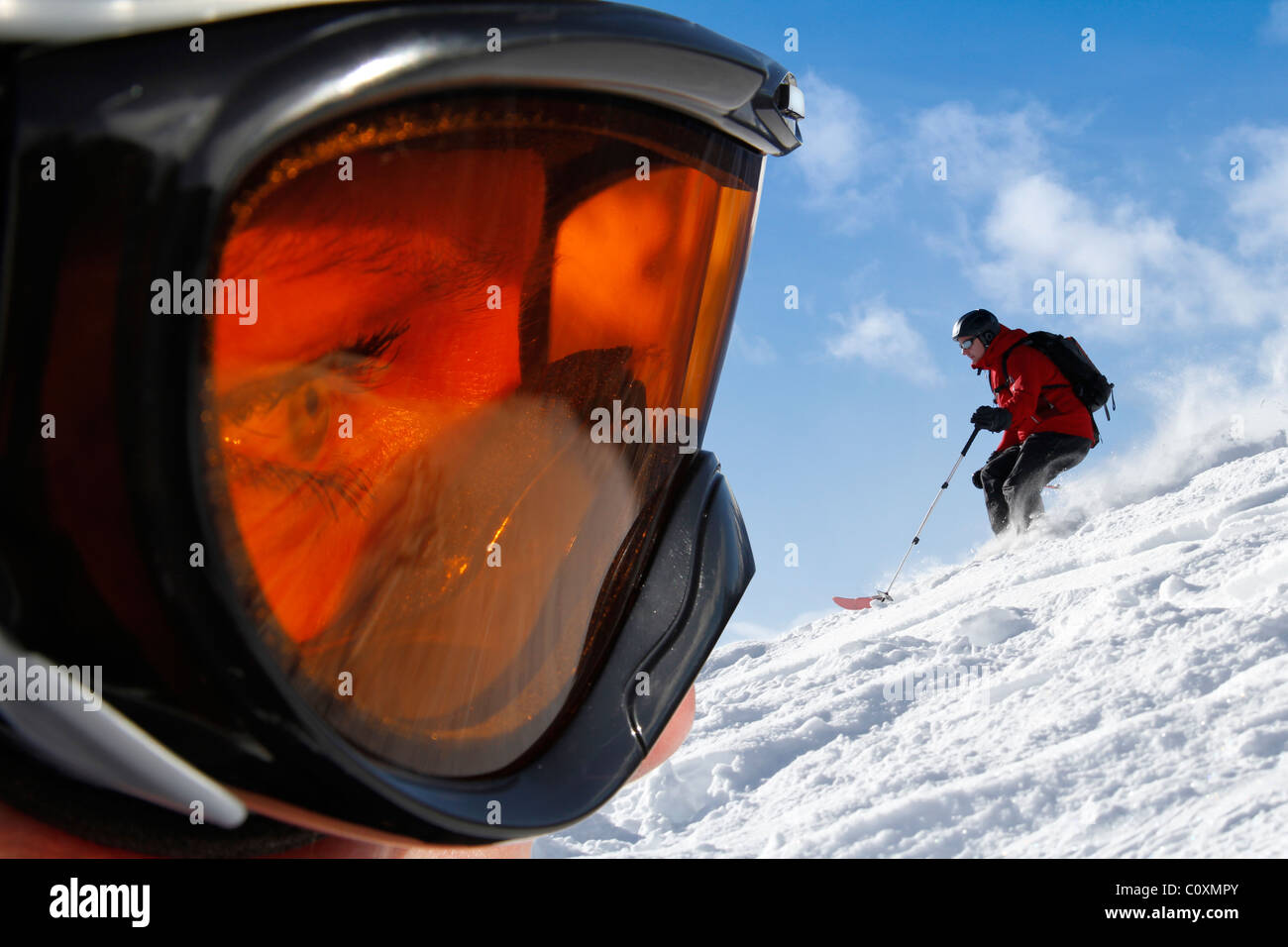 Goggle Höhenplan mit Ski-Szene als Hintergrund Stockfoto