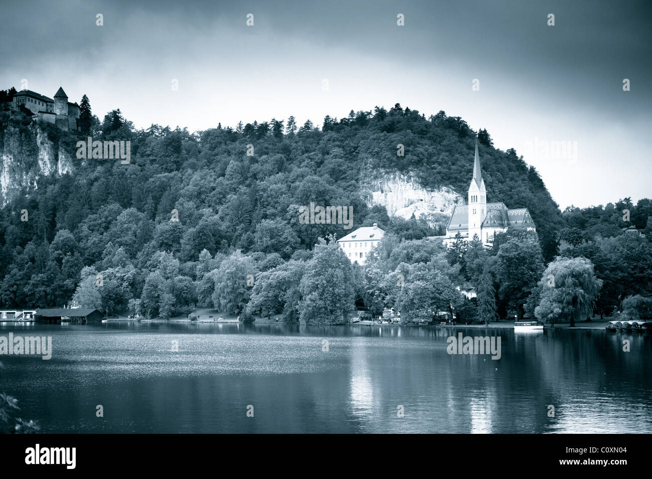 See und Kirche. Bled, Slowenien, beliebtes Touristenziel. Getönten schwarz-weiß monochromes Bild mit Korn. Stockfoto