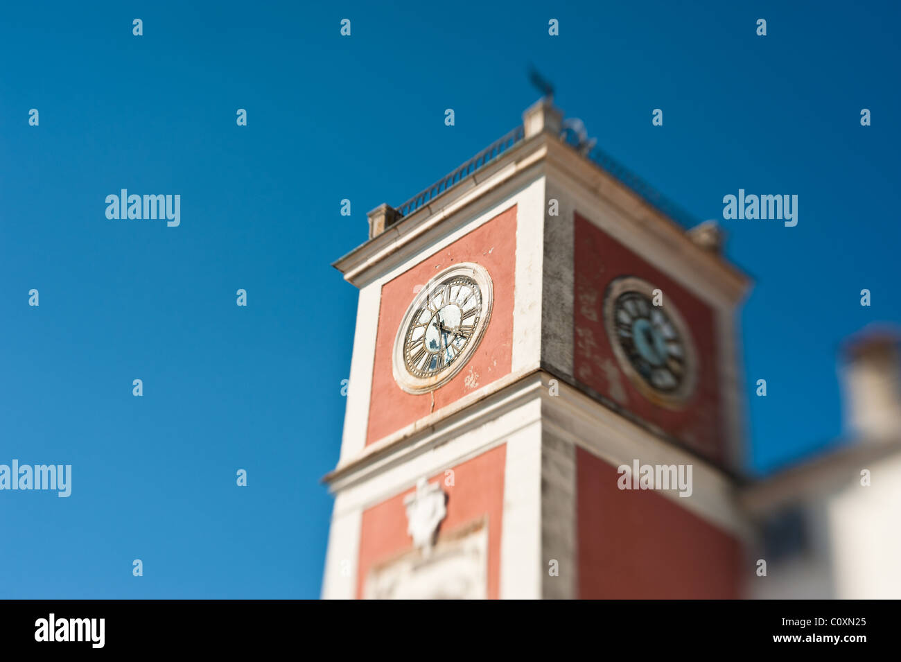 Alten Uhrturm am wichtigsten Platz von Rovinj, beliebtes Touristenziel an der kroatischen Adriaküste. Uhr nur im Mittelpunkt. Stockfoto