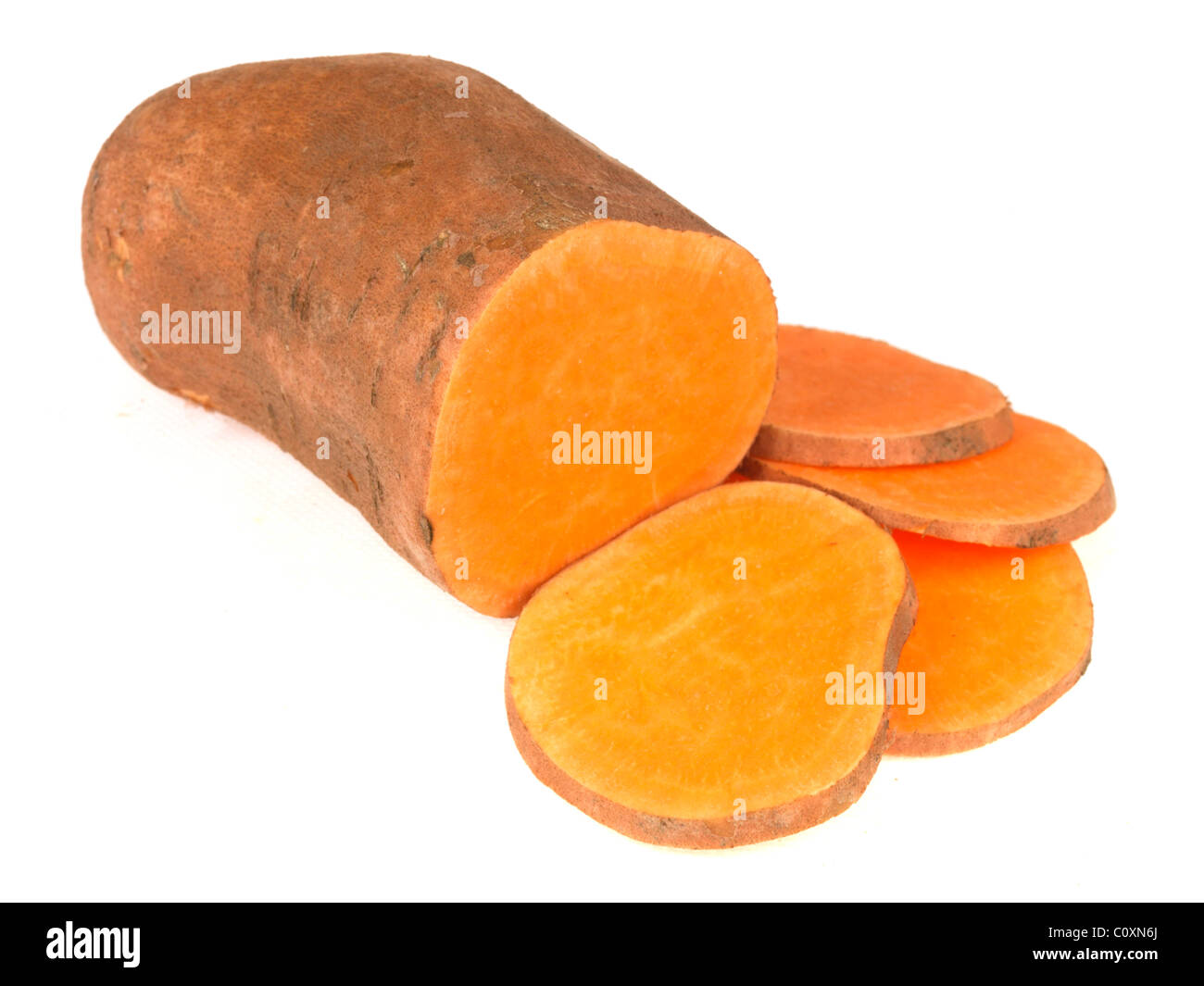 Frische rohe geschnittene Vegetarische gesunde süße Kartoffeln gegen einen weißen Hintergrund mit keine Menschen und Kopieren oder einen Freistellungspfad Stockfoto