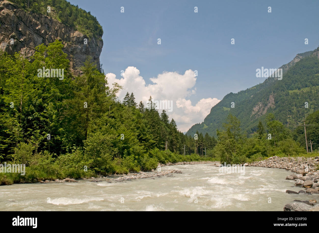 Der Lutschine-Fluss in der Nähe von Wilderswil im Berner Oberland Stockfoto