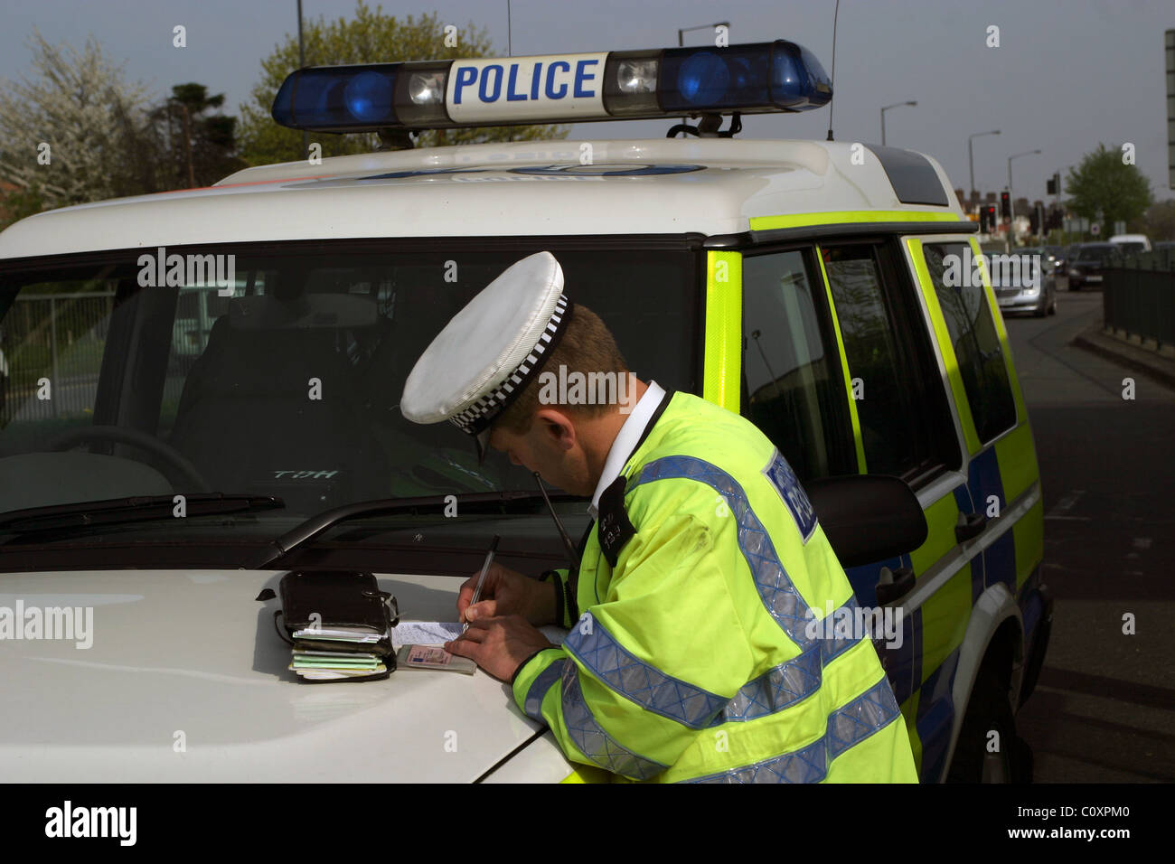 Verkehr-Offizier ein Ticket schreiben Stockfoto