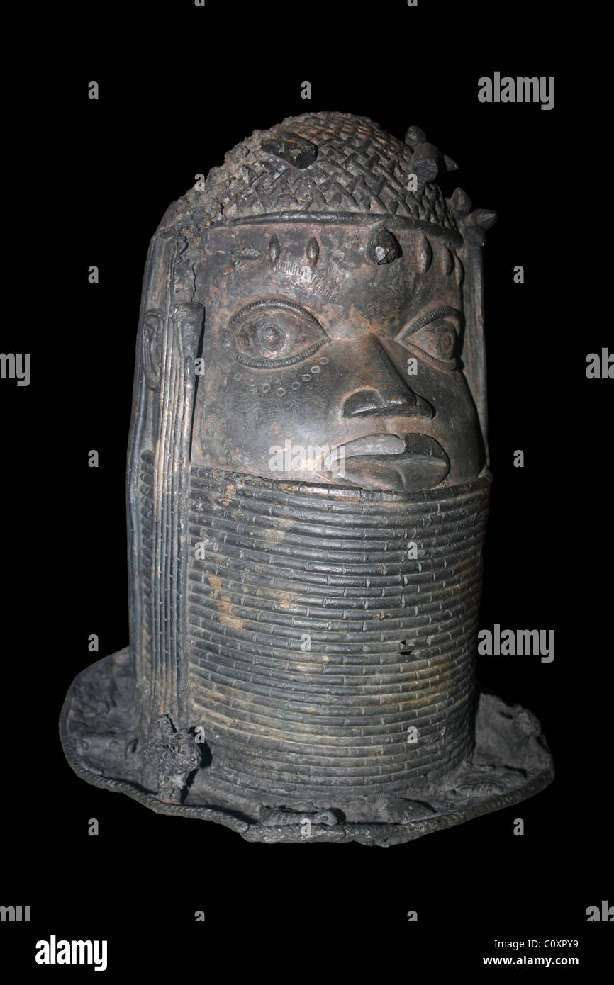 Messingkopf Darstellung ein König von Benin oder Oba, dargestellt als einen Korallen-Perlen Kopfschmuck tragen Stockfoto