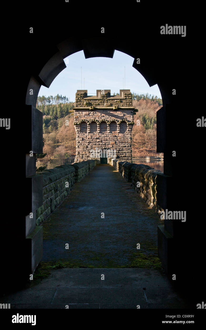 Wassertürme in Howden Damm am oberen Derwent Valley Reservoir im Peak District, Derbyshire, in der Nähe von Ladybower. Stockfoto