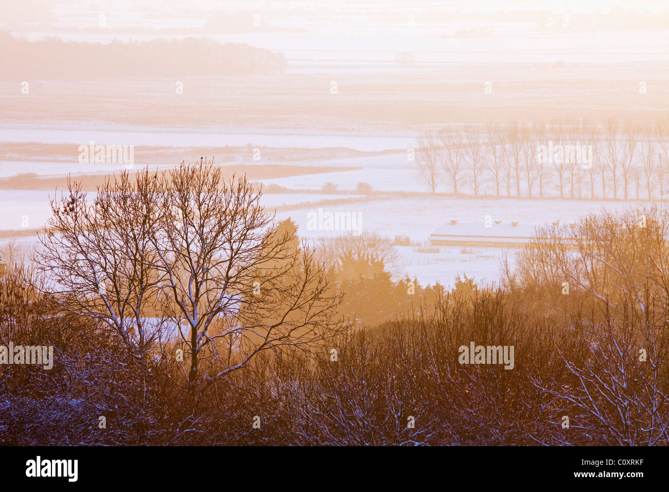 Eine verschneite Szene zeigt die englische Landschaft im winter Stockfoto