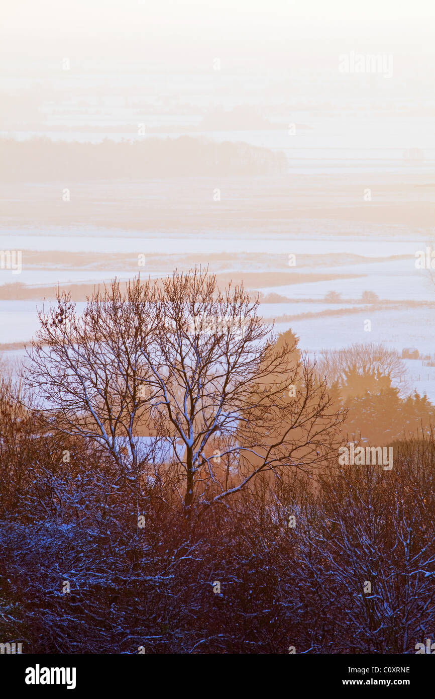 Eine verschneite Szene zeigt die englische Landschaft im winter Stockfoto