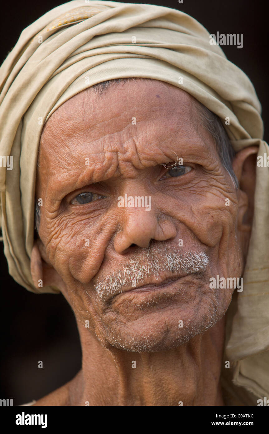 Porträt eines alten Mannes mit losen Turban in Sonepur Mela, Sonepur, Bihar, Indien Stockfoto
