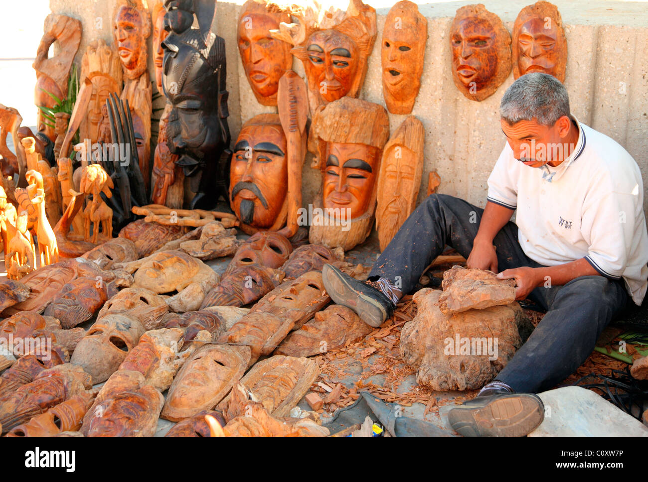 Marokkanischer Handwerker, der in Agadir, Marokko, mit Holz arbeitet Stockfoto