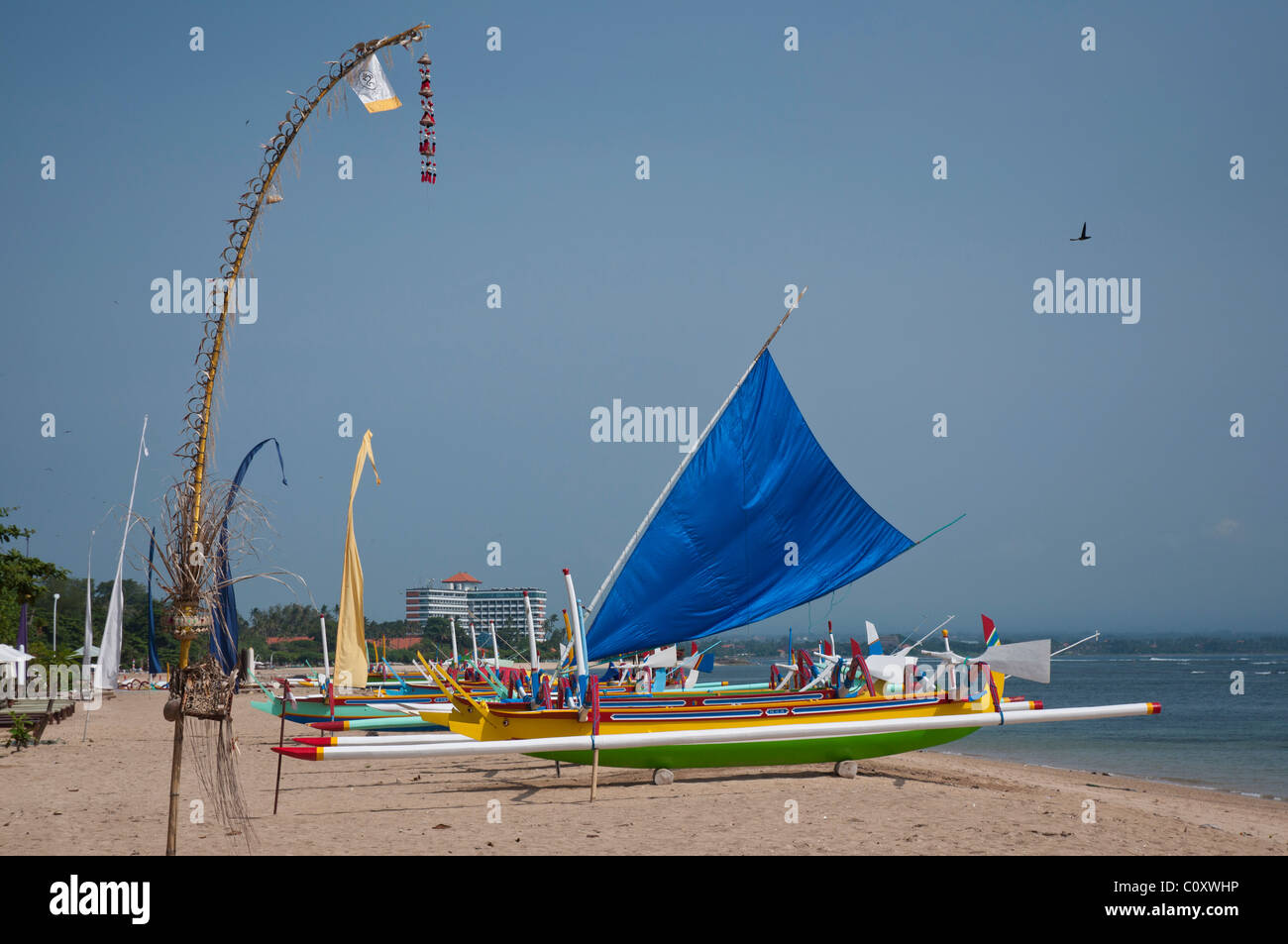 Buntes balinesisches Auslegerboot genannt Jukung am Sanur Beach Bali Indonesien Stockfoto