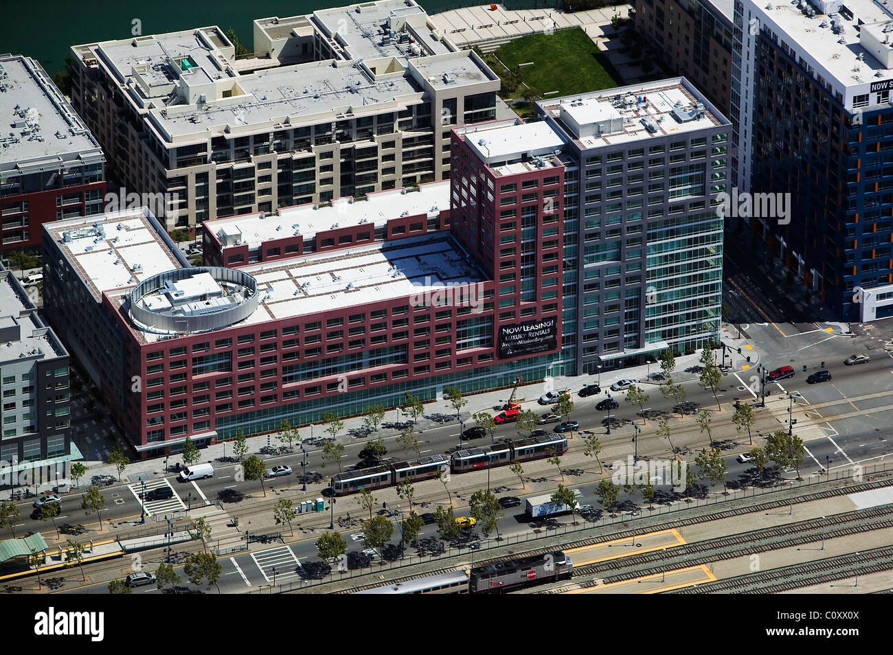 Luftaufnahme über San Francisco Muni Light Rail verfolgt Züge bei Wohn-Eigentum-Gebäude Stockfoto