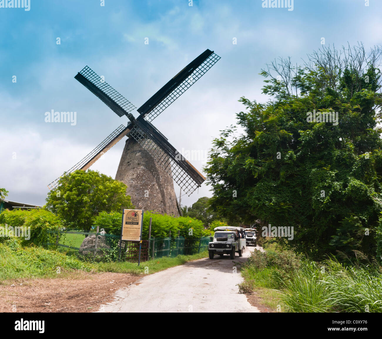 Offroad-Safari besucht Morgan Lewis Zucker Windmühle auf Barbados, eine historische Stätte und Besucherattraktion Stockfoto