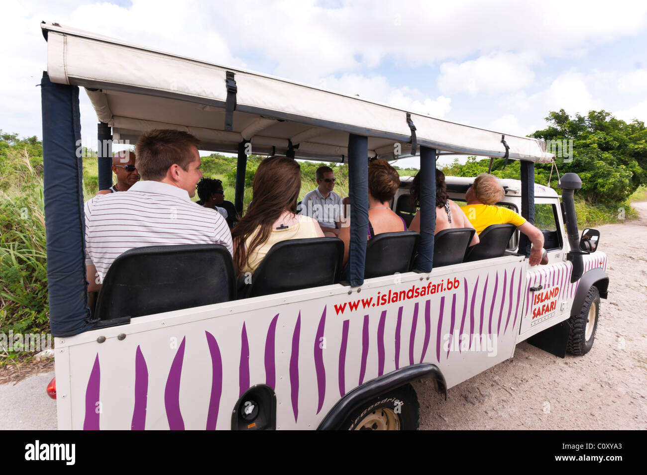 Landrover Safari Reise nach Island im Cove Bay, Barbados, mit jungen Touristen Stockfoto